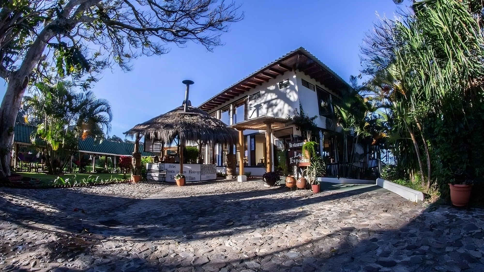 Charming lakeside hotel in Central Panajachel - 1