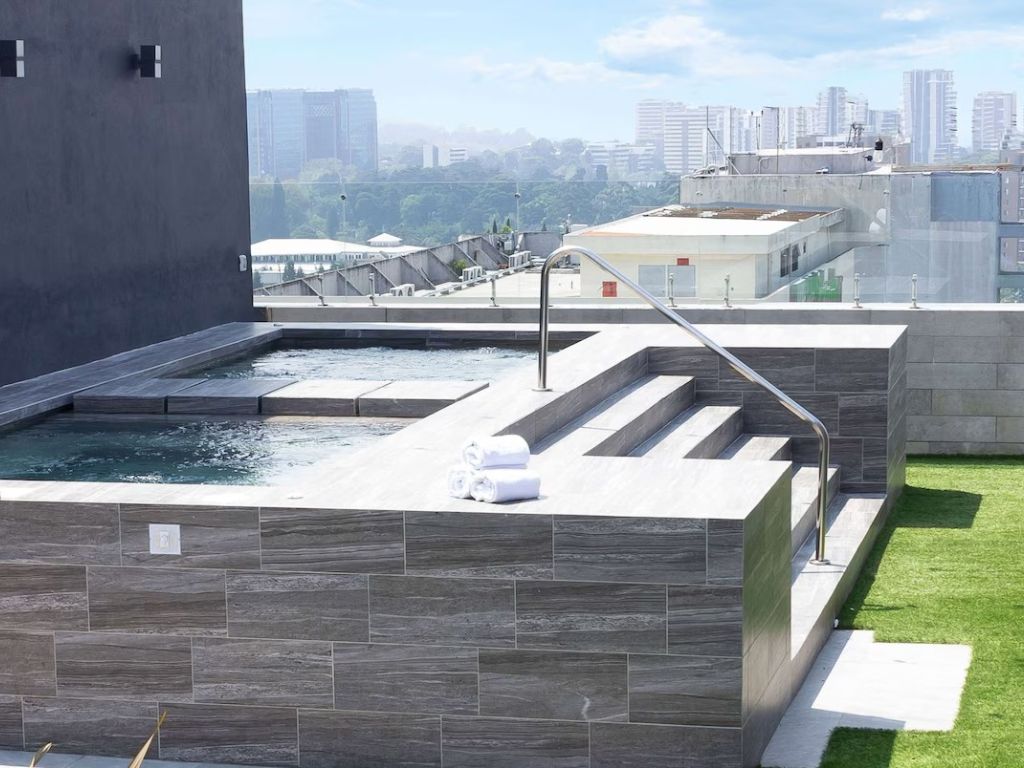 Experience of Luxury and Comfort in the Vibrant Living Area - 4