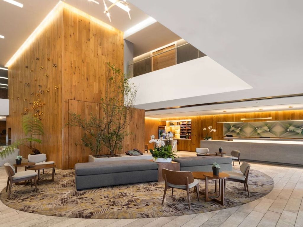 Experience of Luxury and Comfort in the Vibrant Living Area - 3