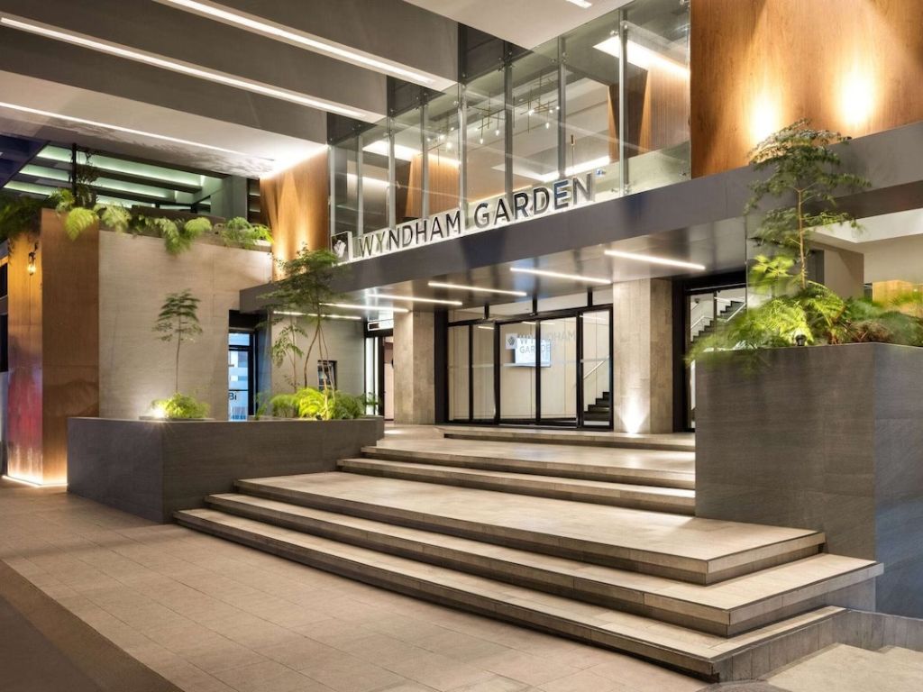 Experience of Luxury and Comfort in the Vibrant Living Area - 1