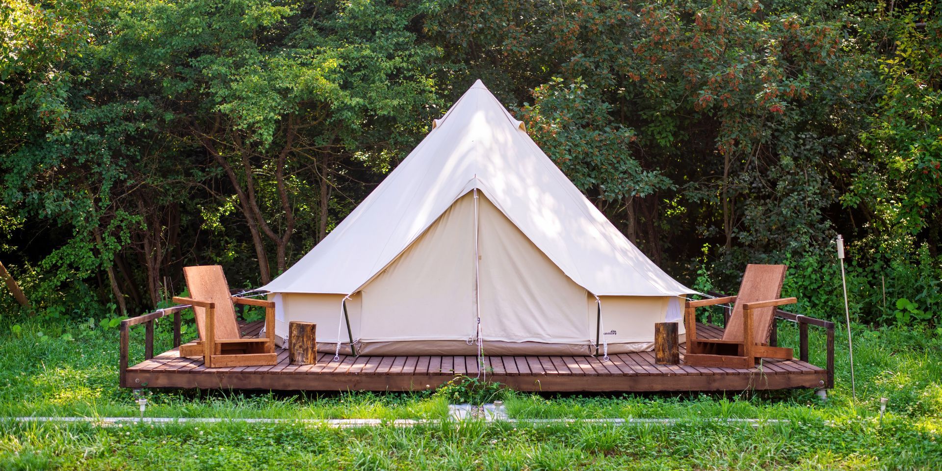 El **glamping** es una forma única y emocionante de experimentar la belleza natural de Guatemala. Con sus exuberantes selvas tropicales, imponentes volcanes y lagos resplandecientes, este país centroamericano ofrece una amplia variedad de opciones de glamping para los viajeros.

En esta publicación, destacaremos las tres mejores regiones para **glamping en Guatemala**:

## Sacatepéquez

La primera región que recomendamos para **glamping en Guatemala** es Sacatepéquez. Esta región, ubicada a las afueras de la ciudad de Guatemala, alberga algunos de los alojamientos glamping más hermosos y lujosos del país.

El área es conocida por su rica historia y cultura maya, y es el lugar perfecto para sumergirse en el estilo de vida local mientras disfrutas de las comodidades de una experiencia glamping de alta gama.

Algunas [opciones de glamping populares](https://travelisimo.com/es/guatemala/alojamiento/estadias-unicas/antigua-guatemala/antai-glamping?country=GT&) en Sacatepéquez se encuentran en Antigua Guatemala, donde los visitantes también pueden explorar la los vibrantes mercados de la ciudad, probar la cocina tradicional guatemalteca y disfrutar de las impresionantes vistas de los volcanes circundantes.

![antai-glamping-sacatepequez.jpg](https://cdn.travelisimo.com/antai_glamping_sacatepequez_e07dd84a09)

##### Créditos: Antai Glamping

---

## Alta Verapaz

A continuación, recomendamos Alta Verapaz para glamping en Guatemala. Esta región está ubicada en la parte norte del país y es conocida por su impresionante belleza natural. Es el hogar de la impresionante Laguna Lachuá, un lago de cráter rodeado de una exuberante selva tropical.

La zona también ofrece una variedad de actividades al aire libre, como senderismo, observación de aves y pesca. [Los alojamientos de glamping en Alta Verapaz](https://travelisimo.com/es/guatemala/alojamiento/estadias-unicas/lanquin/guayaha?currency=USD&country=GT&) van desde alquileres de cabañas rústicas hasta carpas de lujo con impresionantes vistas al lago y la selva circundante.

###### ¿Buscas una experiencia de campamento única? ¡No busques más! Usa el código GLAM10 al finalizar la compra para obtener un 10 % de descuento en tu próxima aventura de glamping.

![guayaha-glamping-lanquin-guatemala.jpg](https://cdn.travelisimo.com/guayaha_glamping_lanquin_guatemala_e28cd7cc58)

##### Créditos: Guayaha Glamping

---
## Ciudad de Guatemala

Finalmente, para aquellos que buscan una experiencia de glamping única, les recomendamos consultar las [opciones de glamping en Ciudad de Guatemala](https://travelisimo.com/es/guatemala/alojamiento/estadias-unicas/guatemala-city/glamping-at-green-rush?country=GT&). En lugares como Green Rush, es posible disfrutar de lo mejor de la naturaleza estando cerca de la ciudad y todo lo que ofrece.

Desde carpas de lujo en la azotea de un hotel hasta casas en los árboles, hay muchas opciones en la Ciudad de Guatemala para aquellos que buscan un descanso diferente. Es una actividad ideal para hacer en familia o en pareja.

![green-rush-guatemala.jpg](https://cdn.travelisimo.com/green_rush_guatemala_6fe57552e5)

##### Créditos: Green Rush

---

Guatemala es un país con mucho que ofrecer para aquellos que buscan una experiencia de glamping única y emocionante. Ya sea que esté buscando un retiro de lujo en el corazón de la ciudad o una aventura rústica en el corazón de la selva tropical, seguramente encontrará algo que se adapte a sus necesidades en Sacatepéquez, Alta Verapaz y la Ciudad de Guatemala. Así que haz las maletas y dirígete a una de estas hermosas regiones para vivir una experiencia inolvidable.

¿Estás listo para la aventura? Reserva tu viaje de **glamping** en [Travelisimo](https://travelisimo.com/es/guatemala/alojamiento/estadias-unicas?product=5&results=12&capacity=1&adult=1&currency=USD&country=GT&order=1&), donde puede encontrar una opción para todas sus necesidades de viaje en un solo lugar. Y recuerda, usa el código GLAM10 para un 10% de descuento.