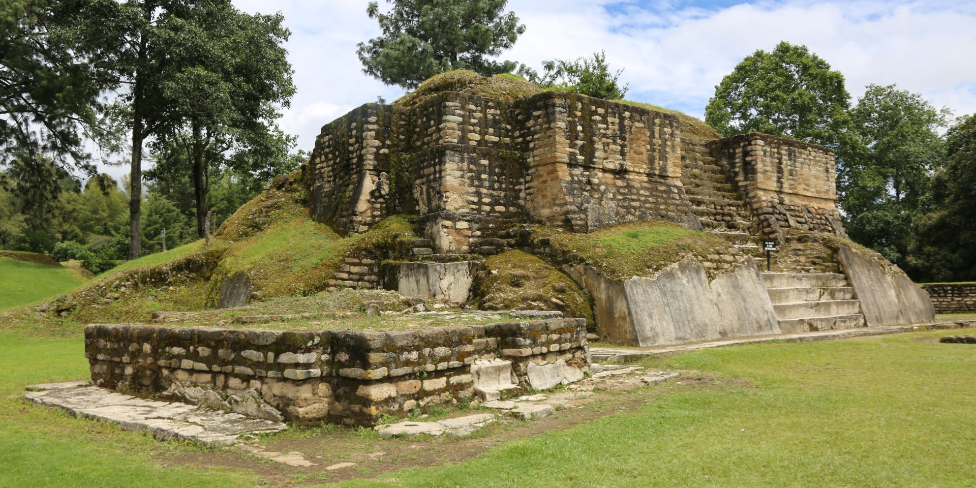 Tecpán is a small city located in the department of Chimaltenango, in Guatemala. It is known mainly for its gastronomy options, in an ideal climate. In addition, this destination offers other tourist attractions for travelers looking to explore this part of the country.

Are you ready to explore Tecpán? In this blog, we will give you details that you need to know before going to this destination: its delicious traditional food, lodging options, and the impressive ruins of Iximché.

![comida-en-tecpan-guatemala-rincon-suizo.jpg](https://cdn.travelisimo.com/comida_en_tecpan_guatemala_rincon_suizo_4125bcd847)

##### Credits: Rincón Suizo (Instagram)

- - -

## The food in Tecpán

This region is ideal for trying the best of traditional Guatemalan food. One of the most emblematic dishes is pepián for lunch, although Tecpán is also famous for its typical breakfasts: eggs, beans, fried plantains, and meat for those who wish.

You can also find a wide variety of typical dishes, such as tamales, chuchitos and atol. There are many reputable restaurants in Tecpán, for example: Katok, Rincón Suizo, Chichoy and Kape Paulinos. We recommend all of them!

![hospedaje-tecpan-guatemala.jpg](https://cdn.travelisimo.com/hospedaje_tecpan_guatemala_f27f16d14e)

##### Credits: Hotel El Remanso (Facebook)

- - -

## Lodging in Tecpán

There are several lodging options in Tecpán. From boutique hotels to cabins in the middle of nature, you will be in the middle of a natural environment, where you can breathe fresh air. Some of the best options are:

- El Remanso de Tecpán
- Hotel De Montaña
- San Ricardo Lodge
- Casa Xara y Molino
- Paseo Xejasmín
- Bonanza La Ponderosa
- Way-bi Tecpán

[Bonanza La Ponderosa](https://travelisimo.com/es/guatemala/alojamiento/estadias-unicas/tecpan/bonanza-la-ponderosa?currency=USD&country=GT&), in addition to its cabins, also offers a restaurant, farm, jacuzzi and heated pool. If you want to make a reservation at any of these places, do it with [Travelisimo](https://travelisimo.com/es/)! We have an option for all your travel needs.

![iximche-tecpan-guatemala.jpg](https://cdn.travelisimo.com/iximche_tecpan_guatemala_bb33f05ad6)

##### Credits: Iximché, Guatemala

- - - -

## Iximché

The ruins of Iximché are one of the main tourist attractions in Tecpán. It is an ancient Mayan archaeological site dating back to the 15th century. Iximché was an important political and religious center in pre-Hispanic times, and it was one of the last places where the Spanish conquest resisted.

###### Book your tours in Guatemala with Travelisimo and get a 10% discount using the code GUATETOURS10 today.

Today, the ruins are a sacred place for the Maya who still live in the region. As you explore this site, you will be able to see various ancient temples and pyramids, as well as the plazas where ceremonies were held. You can also visit the local museum to learn more about Mayan history and culture.

Tecpán is an impressive place for travelers looking to explore the rich culture and history of Guatemala. From its delicious food to its lodging options and the impressive ruins of Iximché, there is much to do and see in this unique city.

