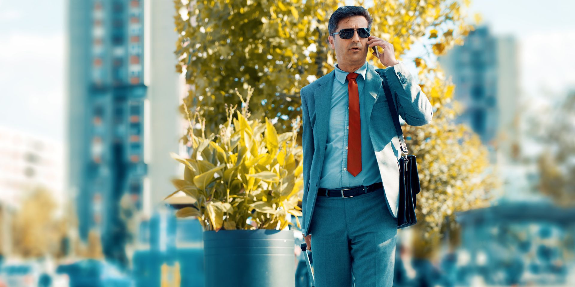 A medida que el mundo de los negocios continúa evolucionando, también lo hace la forma en que los profesionales **viajan por trabajo**. En América Latina, han surgido una serie de tendencias en los últimos años que vale la pena señalar para cualquier persona en la industria de viajes de negocios.

## Trabajo remoto

Una de las tendencias más significativas en América Latina es la creciente popularidad del **trabajo remoto**. Con el auge de las tecnologías digitales y la proliferación de espacios de trabajo conjunto, se ha vuelto más fácil que nunca para los profesionales **trabajar desde cualquier parte del mundo**.

Esto ha llevado a un aumento de **nómadas digitales** y trabajadores remotos en América Latina, muchos de los cuales están aprovechando el menor costo de vida y el hermoso entorno natural de la región para trabajar de forma remota mientras viajan.

El trabajo remoto ofrece una serie de beneficios, incluida una mayor flexibilidad y la capacidad de trabajar desde una ubicación que sea más propicia para la productividad. Sin embargo, también viene con su propio conjunto de desafíos, como la necesidad de una fuerte automotivación. En general, es probable que la tendencia hacia el trabajo remoto continúe a medida que más y más empresas adopten los muchos beneficios que tiene para ofrecer.

![tendencias-viajes-de-negocios-trabajo-remoto.jpg](https://cdn.travelisimo.com/tendencias_viajes_de_negocios_trabajo_remoto_9b85766aea)

##### Créditos: Trabajo remoto

---

## Ecoturismo

Otra tendencia en los viajes de negocios en América Latina es el auge del **ecoturismo**. A medida que crece la preocupación por el medio ambiente, cada vez más profesionales buscan opciones de viaje sostenibles cuando **viajan por trabajo**.

En América Latina, esta tendencia ha llevado a una proliferación de **hoteles y resorts ecológicos**, así como a un mayor enfoque en la sostenibilidad en la industria de viajes en general. Uno de los principios clave del **turismo verde** es la idea de dejar un lugar mejor que como lo encontraste. Esto significa tomar medidas para minimizar su huella ambiental, como usar botellas de agua reutilizables y comprar localmente para apoyar a las pequeñas empresas.

###### Usa el código TOURSGUATEMALA para obtener un 10% de descuento al reservar cualquiera de los tours de Guatemala con Travelisimo.

![tendencias-viajes-de-negocios-ecoturismo.jpg](https://cdn.travelisimo.com/tendencias_viajes_de_negocios_ecoturismo_1b918c98d7)

##### Créditos: Ecoturismo

---

## Economía compartida

El crecimiento de la **economía compartida** también está teniendo un impacto en los viajes de negocios en América Latina. Con plataformas como Airbnb y Uber cada vez más populares, ahora es más fácil que nunca para los viajeros encontrar opciones de transporte y alojamiento asequibles y convenientes.

La economía colaborativa se refiere al uso de la tecnología para facilitar el intercambio de recursos y servicios entre individuos. Esta tendencia es particularmente pronunciada en las áreas urbanas, donde la economía compartida está ayudando a reducir la demanda de hoteles tradicionales y agencias de alquiler de autos.

![tendencias-viajes-de-negocios-sharing-economy.jpg](https://cdn.travelisimo.com/tendencias_viajes_de_negocios_sharing_economy_fbe6fbe142)

##### Créditos: Economía compartida

---

En general, la industria de los viajes de negocios en América Latina está experimentando una serie de cambios significativos. Desde el auge del **trabajo remoto** y el **ecoturismo** hasta el crecimiento de la economía compartida, hay una serie de tendencias a las que vale la pena prestar atención.

Al mantenerse actualizados sobre estas tendencias, los **viajeros de negocios** pueden asegurarse de aprovechar al máximo las muchas oportunidades que América Latina tiene para ofrecer. ¿Está planeando un viaje de negocios? Reserva tu alojamiento, transporte y actividades con [Travelisimo](https://travelisimo.com/es/), ¡todas tus necesidades de viaje en un solo lugar!