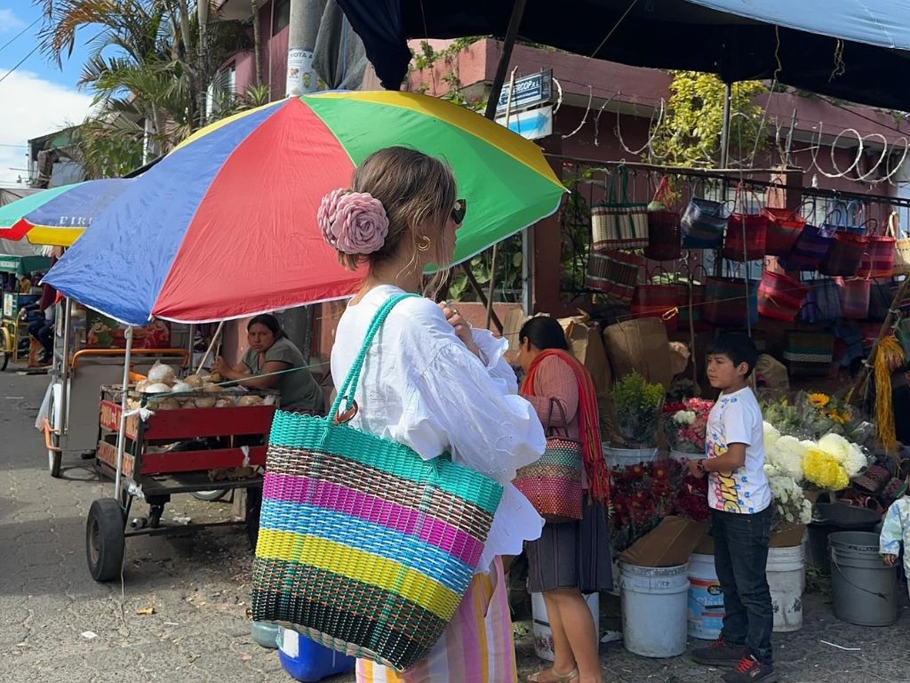 Descubre la Cultura Maya y el Vibrante Mercado de Artesanías - 3