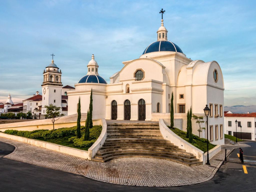 Explore nature and modernity in Guatemala City - 4