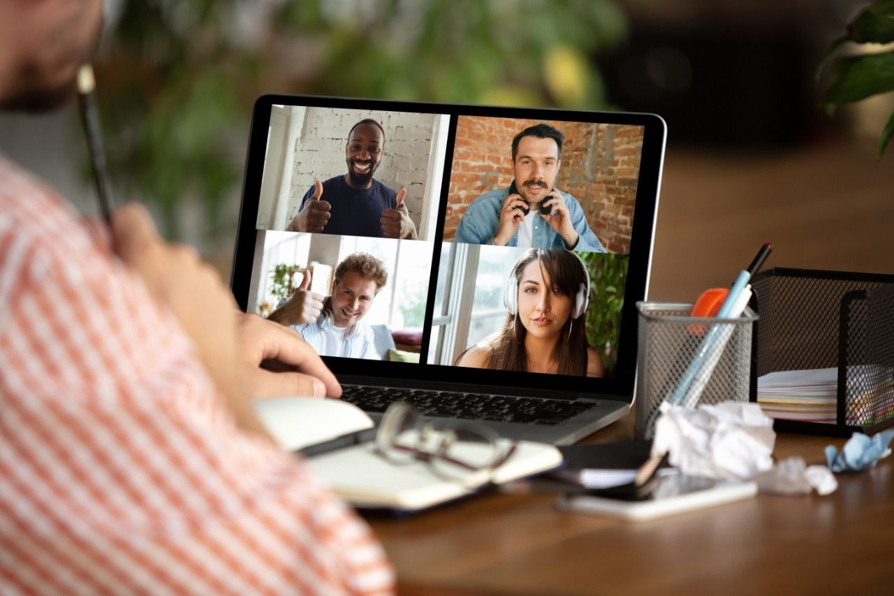 A medida que los nómadas digitales están en auge y el trabajo remoto se está convirtiendo en la nueva tendencia para muchas empresas y nuevas startups, ¿por qué no viajar y disfrutar de tu tiempo mientras combinas trabajo y diversión? Guatemala ofrece una mezcla de actividades, lugares para visitar, hermosos pueblos y ciudades para vivir la experiencia local y excelentes lugares para rentar por periodos cortos o largos con buen servicio de internet para que puedas trabajar y ocuparte de tus negocios mientras disfrutas de un excelente café local, cultura, rica comida y una increíble naturaleza .


## Alojamiento

Guatemala es un país muy económico donde se puede disfrutar de una extensa lista de opciones de hospedaje en los principales lugares turísticos del país. Los precios de alquiler pueden variar desde $300 hasta $2000 en lugares como Ciudad de Guatemala o Antigua. Airbnb está ganando popularidad y muchas empresas locales están ampliando sus propiedades e inventarios para atraer a extranjeros y expatriados.

![Accomodation.jpg](https://cdn.travelisimo.com/Accomodation_a87e1551ce)


## Espacios de coworking

Otro sector en crecimiento que se está poniendo al día muy rápido con la demanda actual es la opción de alquilar oficinas y espacios para coworking. En Guatemala tienes el famoso [Tec](https://tec.gt/) con 3 impresionantes edificios en el corazón de 4 Grados Norte, una famosa zona bohemia de la ciudad. En Antigua se puede encontrar [Selina](https://www.selina.com/es/guatemala/antigua/) con grandes espacios, en Xela y Atitlán los cibercafés están abriendo más espacios para que la gente trabaje e interactúe

![Coworking Spaces.jpg](https://cdn.travelisimo.com/Coworking_Spaces_08fea70702)


## Internet en Guatemala

Hoy (junio de 2021) en Guatemala se puede disfrutar de servicios de internet estables y rápidos ya que las principales empresas [Claro](https://www.claro.com.gt/personas/) y [Tigo](https://www.tigo.com.gt/) brindan servicio de internet con una amplia opción de planes y velocidades. Depende en qué zona de Guatemala te encuentres, los servicios y el alcance pueden variar pero en la mayoría de hoteles y lugares turísticos del país podrás disfrutar de servicios wifi en algunos casos gratis gracias a un nuevo servicio de [Wayfree](https://www.wayfree.net/) que ofrece internet gratis en parques públicos en Guatemala

![Internet in Guatemala.jpg](https://cdn.travelisimo.com/Internet_in_Guatemala_66fda877f1)

## Haciendo negocios en Guatemala

La combinación de mano de obra trabajadora y calificada, bajos gastos operativos, impuestos y leyes amigables Guatemala se está posicionando como un destino muy atractivo y favorito para los inversionistas debido a la ubicación estratégica, sus diferentes climas y el acceso a los dos océanos Atlántico y Pacífico.


Hoy encontrará en Guatemala una gran población que habla inglés y profesionales en todas las áreas, listos para recibir y hacer negocios con extranjeros.

![Doing Business in Guatemala.jpg](https://cdn.travelisimo.com/Doing_Business_in_Guatemala_8e3b3cdc55)

## Emprendimiento en Guatemala

Tomará a muchos por sorpresa, pero el ecosistema tecnológico en Guatemala está creciendo exponencialmente y tomando al mundo por sorpresa convirtiéndose en un Silicon Valley latino en una región donde el talento y las startups carecen de oportunidades creadas por los gobiernos locales. Los inversionistas Angel y Venture Capitals están ganando fuerza buscando al próximo Startup Unicornio hecho en Guatemala. Actualmente puedes encontrar historias de éxito como [Yalo](https://www.yalo.com/), [Kingo](https://www.kingoenergy.com/), [Bitmec](https://bitmec.com/) y más

![Entrepreneurship in Guatemala.jpg](https://cdn.travelisimo.com/Entrepreneurship_in_Guatemala_c75d117c21)