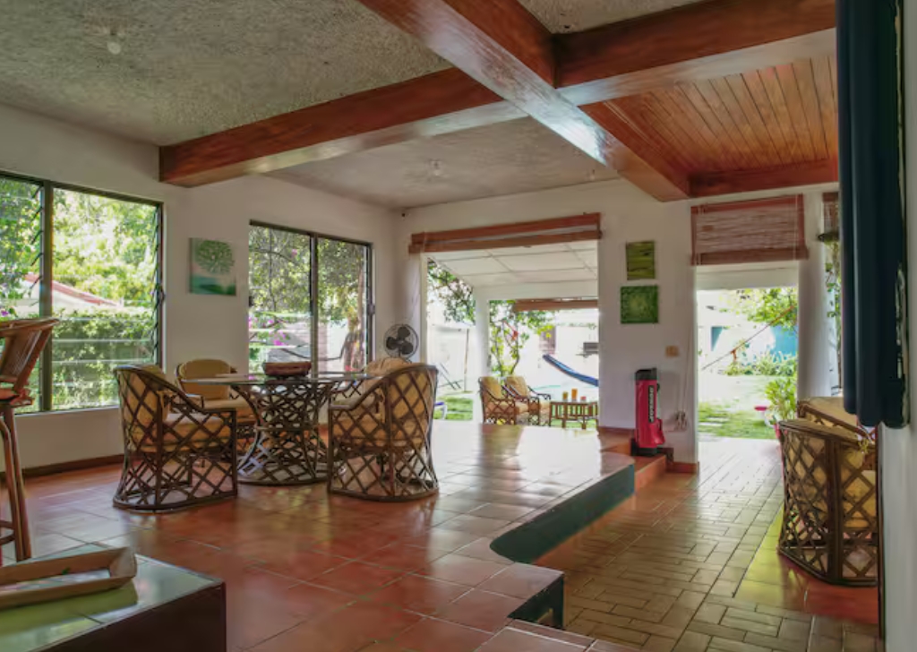 Relax in a spacious house with a private pool. - 2