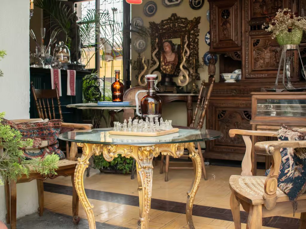 Suite Privada En Tienda de Antiguedades - 2