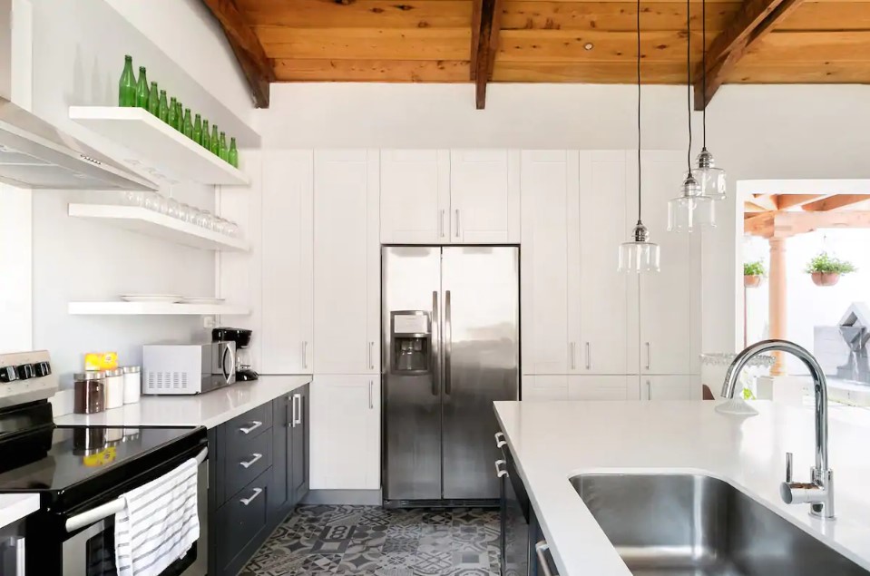 Modern, open home with terrace & jacuzzi - 4