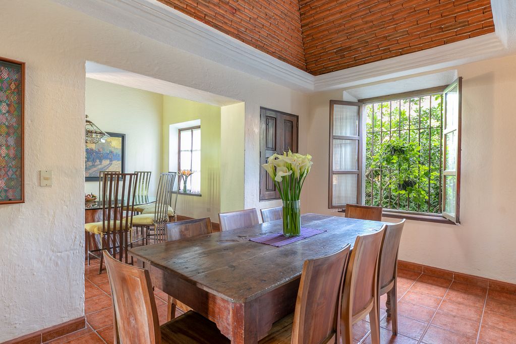Exquisite colonial villa with expansive gardens - 4