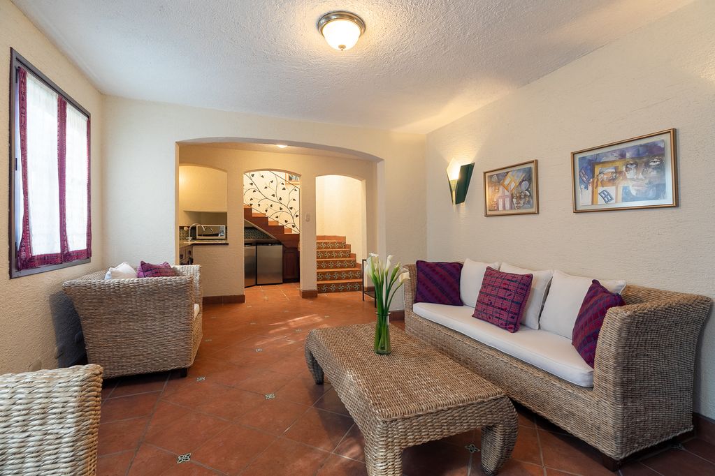 Exquisite colonial villa with expansive gardens - 3