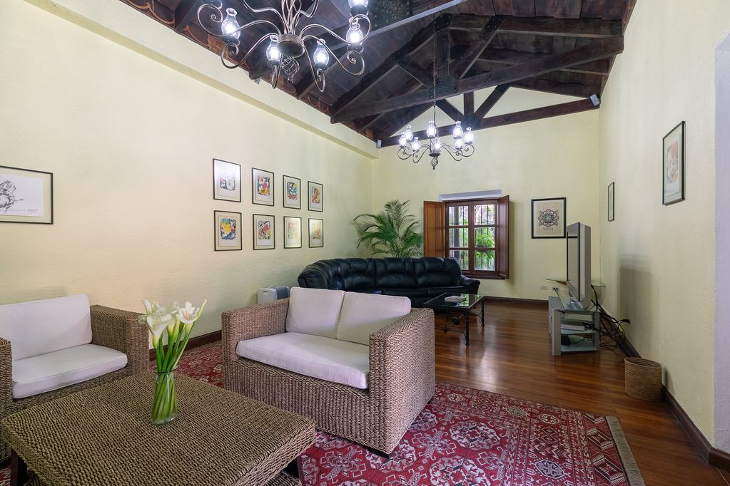 Exquisite colonial villa with expansive gardens - 2