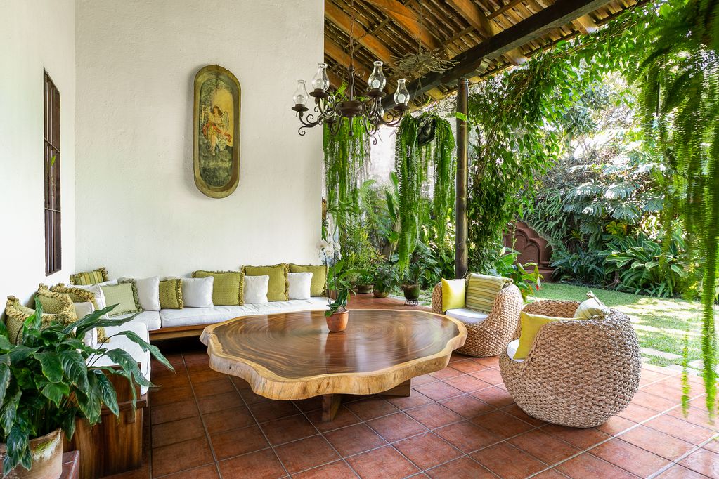 Exquisite colonial villa with expansive gardens - 1