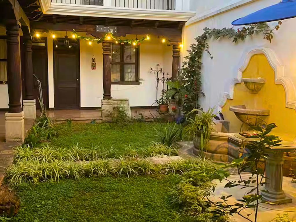 Colonial house with jacuzzi in the center of Antigua Guatemala - 1