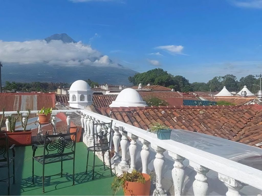 Your Perfect Shelter with Views of the Volcano - 4