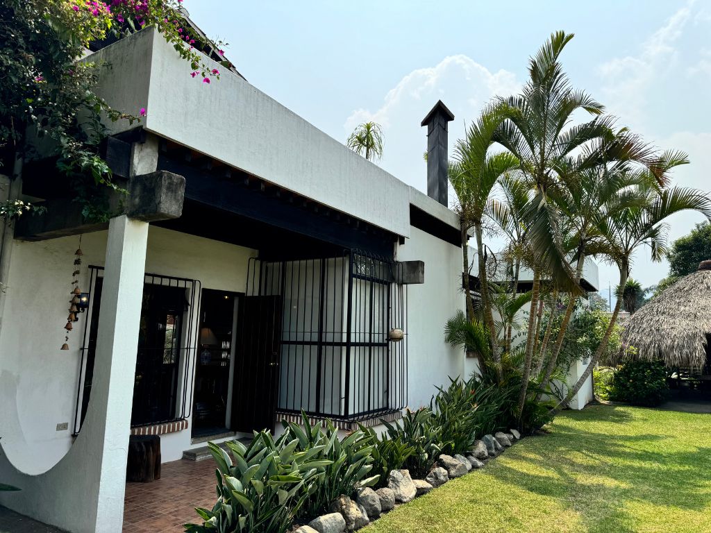  Incredible house overlooking the volcanoes and pool. - 2