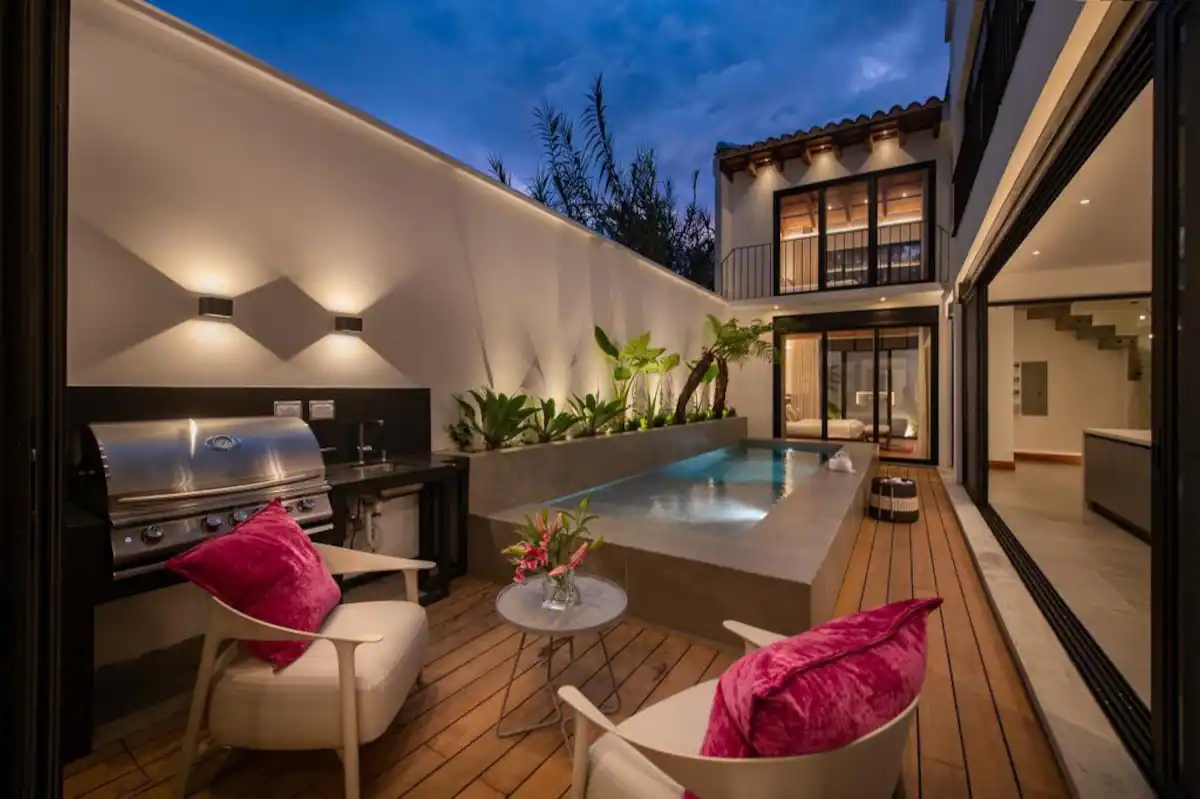 Modern colonial elegance near the Old Central Park - 1